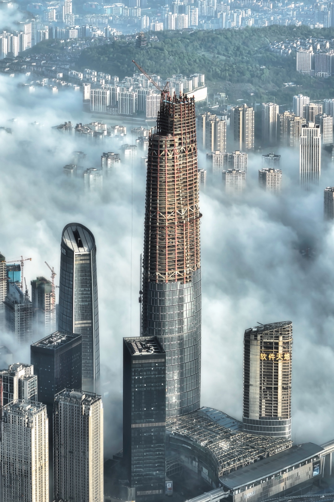 《云海中的重庆第一高楼》