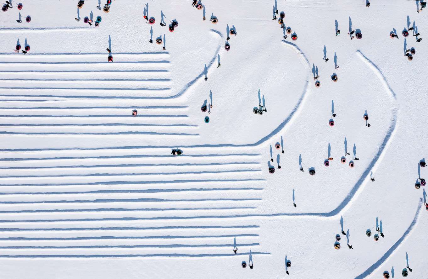 《雪上五线谱》
拍摄时间：2022年2月1日
地点：沈阳北陵冰雪大世界
今年冬天人们走出户外参与冰雪运动。这是雪上滑道，很多家长带着孩子坐气垫，体验雪上速降带来的运动快感。