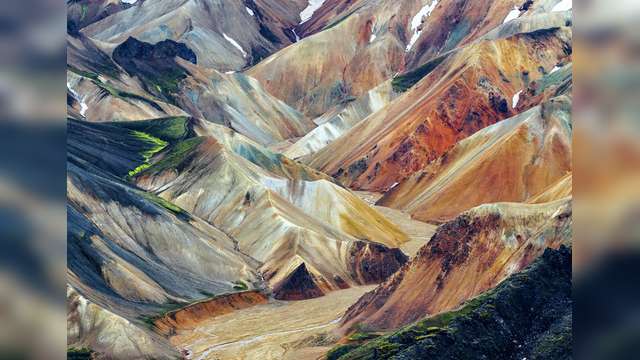 《五彩峡谷》，摄于2023年6月29号，冰岛内陆兰德曼纳劳卡地区，俗称的“五彩山”地区。