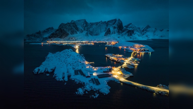 《世界尽头的冬夜》位于北极圈内的罗弗敦群岛，这里的冬夜有种不真实感。当天际隐入雾中，当日光融尽于海面，这座小渔村就变成了一场梦境，梦里有温柔的灯火、皑皑的雪，和无尽的蓝。