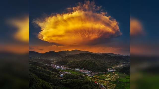《山村祥云》2023年8月4日，万载县仙源乡，难得一见的云彩。