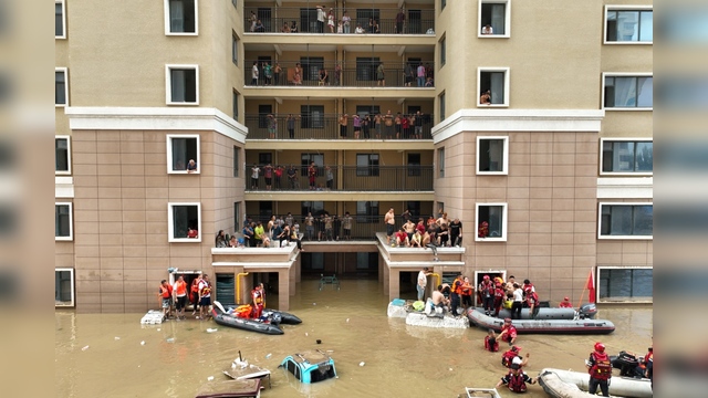 《等待救援》2023年8月3日，河北省涿州市百尺竿镇葱园村，300多名村民等待救援队转移到安全区域。