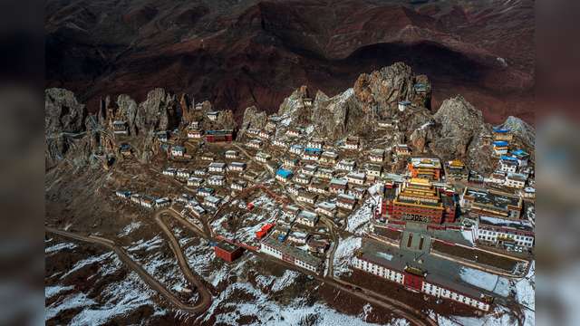 《天上的寺》 2021年4月14日，西藏昌都。孜珠寺位于西藏东部昌都丁青县著名的神山——孜珠山上，海拔4800米左右，是西藏海拔最高的寺院之一。