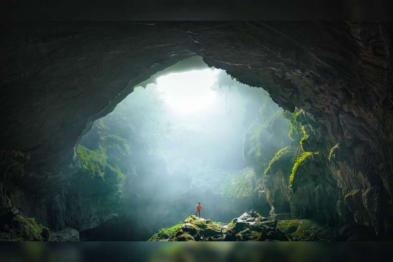 《别有洞天》   2023年4月21日，广西桂林永福天坑，探险的小伙伴拍照留念。