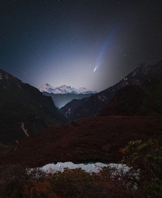 《罕见同框！彗星划过珠穆朗玛峰》千年彗星与地球之巅的相遇，大地的最高处，珠穆朗玛峰（1st,8848.86）、洛子峰（4th,8516）、马卡鲁峰（5th,8463）一字排开；而从太阳系外缘远道而来的A6 Lemmon彗星，要经过约1300年才会再次靠近人类的天空。#热爱依燃 #夜空