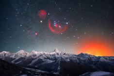 《贡嘎》冬季深夜，耀眼的猎户座悬挂在贡嘎神山上空，长征12号火箭在海南发射时产生的“人造极光”刚好出现在画面中，幸运的记录下了这一刻宇宙、雪山与人类文明的相遇 #热爱依燃