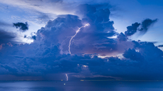 《积雨云中的一道完整地闪》