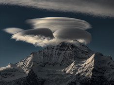 《艾格峰的礼帽》清晨，使用御4pro无人机七倍长焦拍摄艾格峰顶的帽子云，三朵帽子有趣排列组合在一起，使得雪山看起来充满了趣味@搜狐无人机