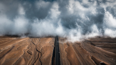 《荒漠中的暴风雪墙》
新疆的旅途总是充满神奇和让人惊叹的时刻，在驱车赶往赛里木湖的路上，前一秒阳光明媚，在穿过一处高原荒漠途中突然眼前能见度很低，云雾弥漫，雪花飞舞，驶离危险区后，我升起无人机，看到了震撼的一幕，大自然搭起了一整座暴风雪墙，仿佛在低档一股神秘的力量，阻断了前后通行的道路，许多车辆在加速驶离这惊人的区域，此时的画面足以让我惊叹，没过一会儿，我被暴风雪所笼罩。
#搜狐视频关注流2025影像大赛 #热爱依然 #新疆 #旅行 #摄影 