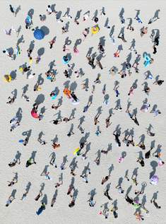 《秩序》在错综复杂的生活中找到遵循规律的秩序感。通过几年的摄影学习，我发现生活中规律的人与物，沙滩上的人，晒场里的果干，池塘里的睡莲，泳池里游泳的人，还是球场上的座椅，码头上的汽车，工厂里的集装箱，最后则是河里的船，以及劳动的工人，我想通过特殊的无人机视角呈现出不一样的色彩，发现生活的点点滴滴