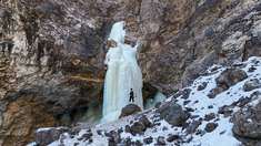 《旅途》当我独处时才越贴近我自己，才真正感受到了自由，我可以天马行空，四处闯荡。脚下的路赐予我平静，让我有直面世界的勇气#热爱依燃