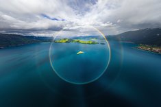 《泸沽湖与全圆虹霓》