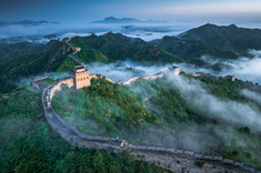 《云上雄关：长城云海的视觉礼赞》我一直想拍摄云海下的长城，这一次我在大雨过后就赶往金山岭长城，在凌晨时分我爬上长城最高点，起飞无人机拍到了这些图片！#热爱依然#瞰世界