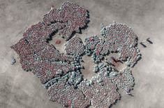 《火辣辣的心》进入秋季，农民把成熟的辣椒放到戈壁滩上晾晒，晾干后装入包装袋任意堆放，可以堆放出各种各样的图案，美轮美奂。