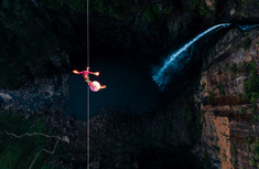 《高空秀》2023年7月23日拍于广东省乳源县大布镇广东大峡谷。在深300多米的巨大峡谷之上，一场惊心动魄的高空秀正在上演。表演团每天为游客表演4场高空走钢丝，高空秀也成了景区的一块招牌。