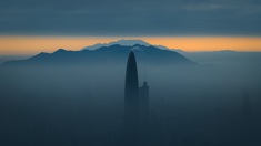 《沙尘中的深圳》一场罕见的沙尘席卷了整个中国，让南方城市深圳也淹没其中，楼顶的旗云让高楼像一个巨型的烟囱#热爱依然