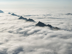 《云端五连台》2025年8月6日，拍摄于河北省秦皇岛市海港区正冠岭长城，表现了长城云海之美。