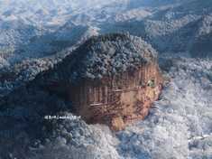 《雪境遗窟》孤独的石窟戴上了雪帽，于千里冰封处经历着风雪的考验，接受着人间的瞻仰！#热爱依燃 #航拍