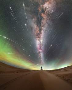 《宇宙的烟火》腾格里沙漠英仙座流星雨全景图