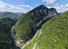 《鲤鱼跳龙门》 2025年6月26日，摄于湖北恩施锦鲤山风景区。