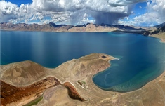 《大地之鹰》在西藏申扎县的格仁措湖中，有一座酷似雄鹰展翅的小岛，从空中俯瞰，更是惟妙惟肖，为格仁措湖增添了独特的自然景观#无人机航拍