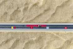 《绿进沙退 “疆”来可期》这里，河流与沙漠博弈，生命与荒芜对话，每一处水湾、每一株胡杨，都是大漠里不朽的诗行，诉说着和田河在死亡之海铸就的生命奇迹。草方格在沙丘上织出经纬，梭梭树的根系在地下悄悄编织绿色的网。2025.8.25.拍摄于新疆 和田地区#热爱依燃