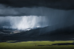 《旷野的呼吸》雪山被雨幕包围，转眼间冰渣子就打在脸上了