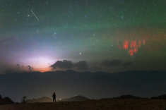 【星空单幅】《宇宙的烟火》当火流星遇上红色精灵.会是什么样的神奇碰撞？在一个电闪雷鸣的夜晚竟然神奇同框