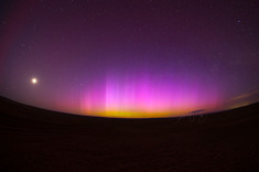 《在第25个太阳活动周期中我在国内看到的极光》P1️⃣2️⃣3️⃣4️⃣于2024年5月11日拍摄于内蒙古呼伦贝尔满洲里P5️⃣于2024年8月12日拍摄于内蒙古巴彦淖尔乌拉特后旗（摄影师@感恩的肾）P6️⃣于2024年10月11日拍摄于新疆阿勒泰白哈巴村P7️⃣8️⃣9️⃣于2025年11月12日拍摄于内蒙古呼伦贝尔陈巴尔虎旗​@搜狐无人机