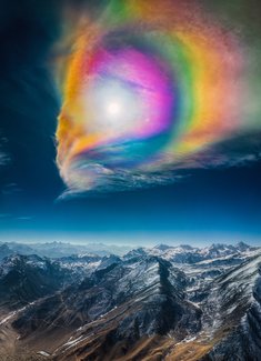 《喜马拉雅山脉上空罕见的巨大超高虹彩荚状云》