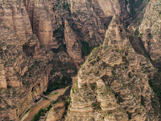 【佛陀的伪装】俯瞰甘肃兰州炳灵寺大佛，佛祖的巨大造像在更大尺度的黄河石林中显得更渺小#热爱依燃