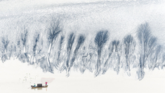 《水墨黄河：滩涂里的渔舟诗行》这组影像以我今年4月份在霞浦拍的滩涂和今年8月份在黄河拍的滩涂巧妙地融合在一起，以天地为宣纸，将黄河滩涂晕染成水墨长卷：浅蓝沙痕如笔锋皴擦，蜿蜒河道似墨色流觞，三两渔舟、零星人影轻落其间，是自然肌理与烟火气息的温柔叠合。2025年8月拍摄于山东省济南市黄河段。