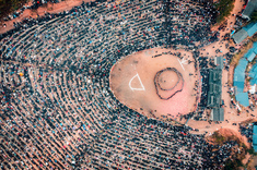 《贵州牛·超级牛 》无人机视角下的传统民俗。2025年2月11日，使用御2Pro摄于贵州省黔东南州从江县的往洞镇九洞牛塘。九洞斗牛塘，也是从江最大的牛塘之一，当时来了数万人观众前来观看。斗牛前夕会有当地及周边村寨村民自发在牛塘进行民俗表演，如侗族大歌，多耶舞等。斗牛开始时，引牛入塘的一方，侗族姑娘们会拉着锦旗为牛王加油打气，男同胞则吆喝着牵牛入塘，在塘内等候另一方牛进来，双方牛王会进行角力对决，场外的观众聚精会神，而场内斗牛结束之后会庆祝牛王的胜利，带着自己的牛王在塘内转圈展示，场内鞭炮和芦笙齐鸣，姑娘们扛着彩旗迎接牛王。斗牛场上，拼的是村寨之间的友谊，主办方在全部斗牛活动结束则会邀请其他村寨留在本乡镇各村做客。斗牛，是当地的传统民俗活动，也是当地苗侗同胞最喜爱的民间民俗活动之一，也是民族交往交流交融的重要载体，至今已有两千多年的历史。