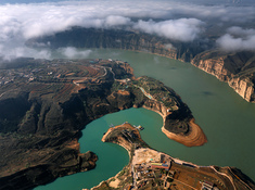 《黄河四重奏》2025年5月至8月自驾拍摄的一组黄河中下游的照片，雨后清晨的内蒙古老牛湾，乌云下的山西乾坤湾，地上悬河河南的黄河版画，山东黄河入海口的黄河与故道，跨度1850公里的黄河谱写了一首动人的四重奏。