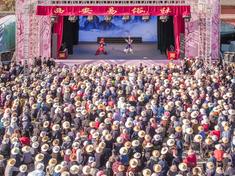 《观戏》 秦腔戏曲对于小城百姓来说就是最精彩的演唱会。