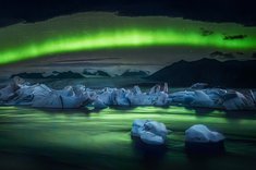 《极光冰川之眸》
预报的晚上云量70%，到了冰河湖发现仅有正北方向留有一条云缝，在常规机位对面的河岸上抓拍到了缝中的极光。#冰岛 #热爱依然 