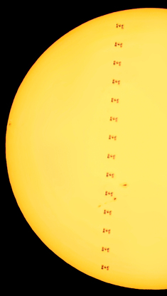 【星空·单幅】太阳的项链，国际空间站绕行地球经过太阳的轨迹，组成了太阳的一条美丽的项链